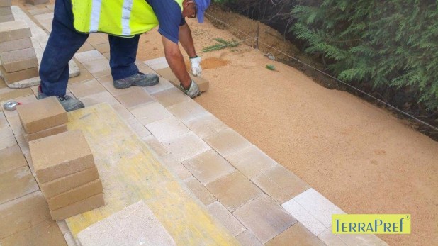 Col.locació TERRA-PREF sobre sorra, a trencajunta.01